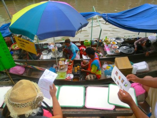 Il pranzo si ordina così, seduti sulle sponde del canale