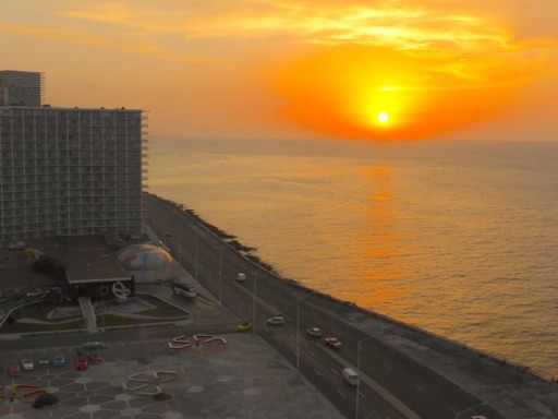 Malecon, tramonto Cuba, quartiere Vedado