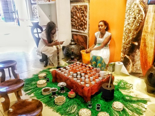 L'Etiopia è la terra in cui il caffè ha origine, qui viene servito all'africana attorno a un tappeto 