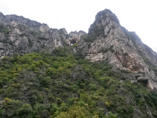 Le montagne della Gola della Rossa e di Frasassi all'interno delle quali si trovano le grotte