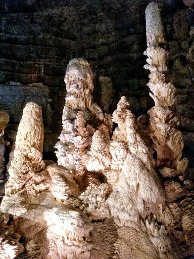 I giganti della prima ed enorme sala delle Grotte di Frasassi hanno 130-140mila anni