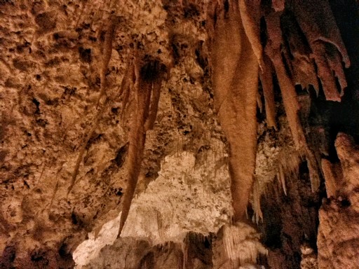 Veli di calcare e spade scendono inclementi dal soffitto delle grotte
