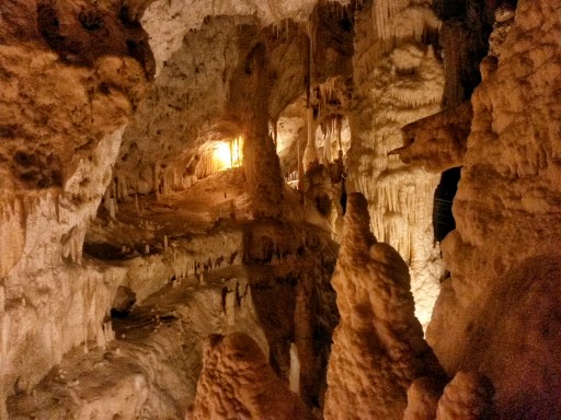 Gole profonde e illuminazioni che creano spettacolari viste interne alle Grotte di Frasassi