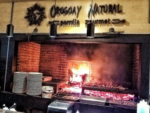 La brace del ristorante uruguayano invita alle succose carni alla griglia sudamericane