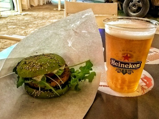 Hamburger a base di alghe e soia proposto al Padiglione Olanda. E una birra di rito