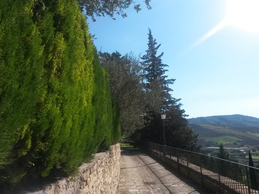 Il camminamento scoperto prosegue dalle copertelle e favorisce la vista sulle colline dell'appennino marchigiano