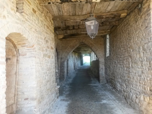 Le copertelle, i camminamenti caratteristici di Serra San Quirico. Qui un tratto perfettamente intatto