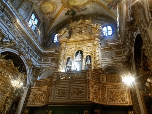 Gli interni della chiesa barocca riccamente affrescata e dorata di Santa Lucia