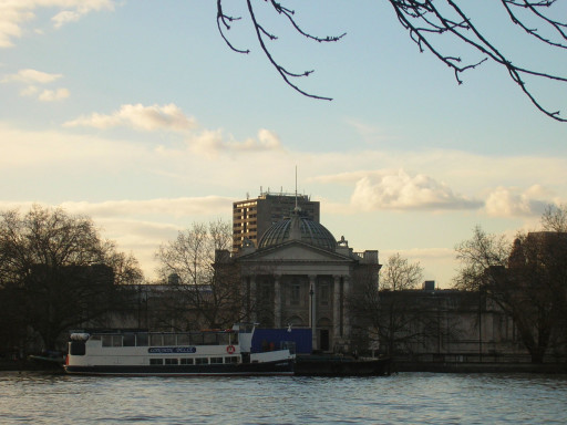 La Tate Britain vista dalla sponda opposta del Tamigi, quella del mio percorso a piedi