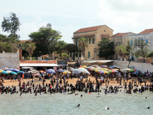 L'arrivo a Gorée e l'attracco tra una moltitudine di bagnanti è un'accoglienza alquanto singolare