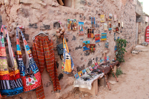 Lungo le stradine pedonali di Gorée si trova ogni genere di oggetto di artigianato locale