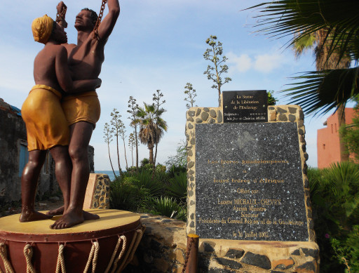 Il monumento agli schiavi africani posto sull'Isola di Gorée a memoria del genocidio