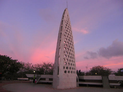 Al culmine dell'isola il monumento ai caduti della WWII si staglia sul tramonto incredibile