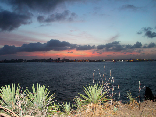 Piedi su Gorée e sguardo verso Dakar per un tramonto che si incendia