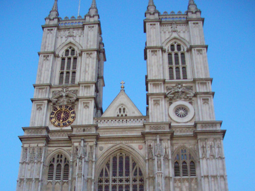 Le torri dell'Abbazia di Westminster in una giornata dal cielo tersissimo