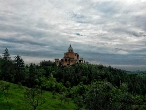 San Luca, fuori Bologna, è la ricompensa della prima salita in direzione Firenze