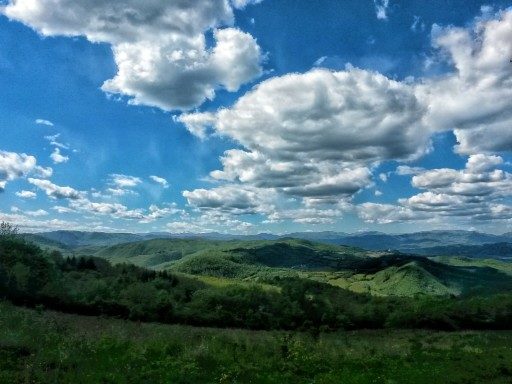 Uno dei panorami più belli immortalati lungo la Via degli Dei