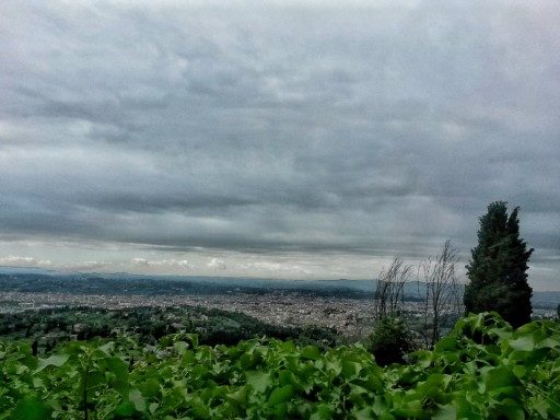 Da Fiesole a Firenze si cammina su asfalto. Qui una terrazza regala una vista sulla città