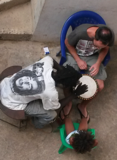 Sotto di noi il bar, ristorante, centro di ritrovo dei soggetti più vari tra cui un rastafari