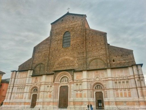 Piazza Maggiore a Bologna è il punto di partenza della Via degli Dei. Qui la Basilica di San Petronio