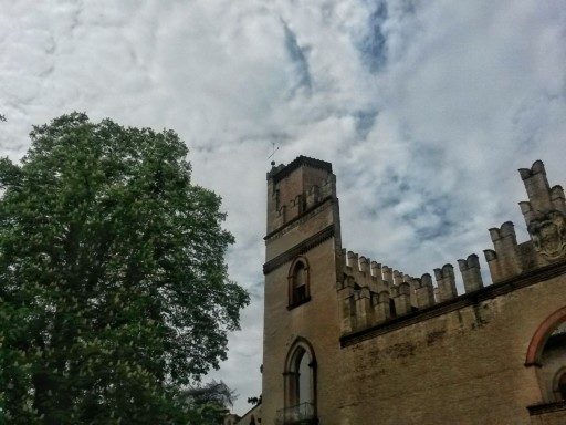 Nei pressi di Sasso Marconi, durante la prima tappa, si passa attraverso la corte della Fortezza de' Rossi