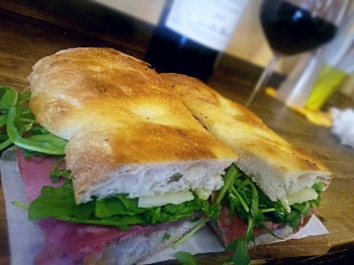 Schiacciata toscana, carne di manzo irrorate da Chianti presso Il Panino del Chianti a Firenze