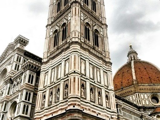 La famosa cupola, il campanile di Giotto e il Duomo. Tanta arte in una foto