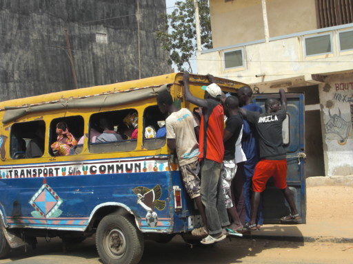 Un carrapide affollatissimo per le vie di Bene Baraque, niente di straordinario in Senegal