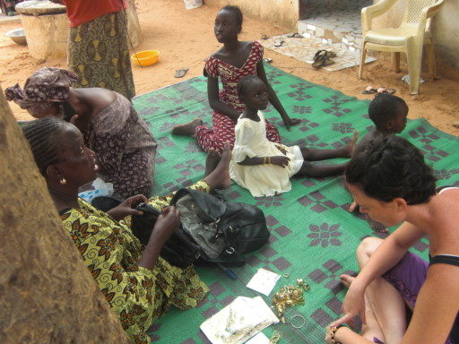 Un pomeriggio tra donne, a scegliere gioielli nella corte di sabbia tra le case