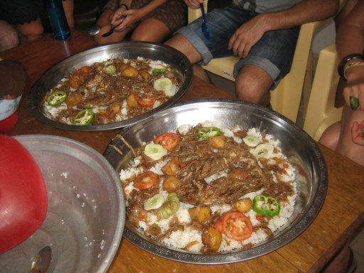 il piatto tipico senegalese cucinato da mani d'oro: lo yassa poulet o poisson. Riso e pollo o riso e pesce e tanta cipolla!