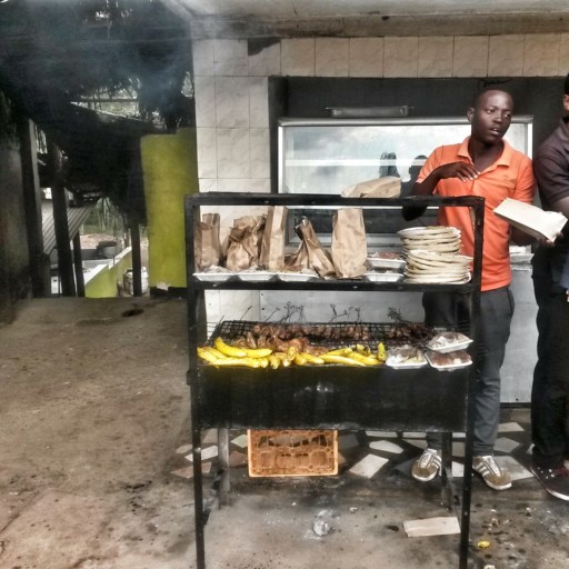 Punti ristoro lungo le strade principali non mancano: qui streetfood sulla via per Iringa