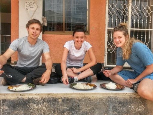 Pranzo a Iringa in un ristorantino locale con altri due backpacker