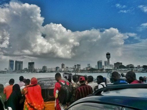 Vista sul downtown, mentre la ferry lascia Kigamboni e mi riporta in centro a Dar Es Salaam 