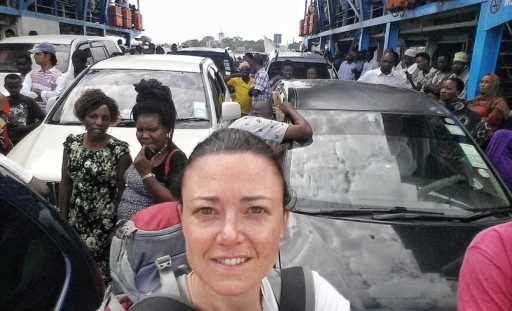 La ferry dal porto di Dar porta alle spiagge di Pwani, bianche, lunghissime e tropicali