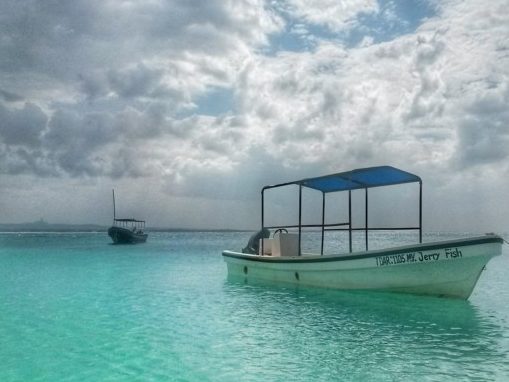 Per arrivare alle isolette di fronte alla costa si usano i dhow oppure queste barche a motore