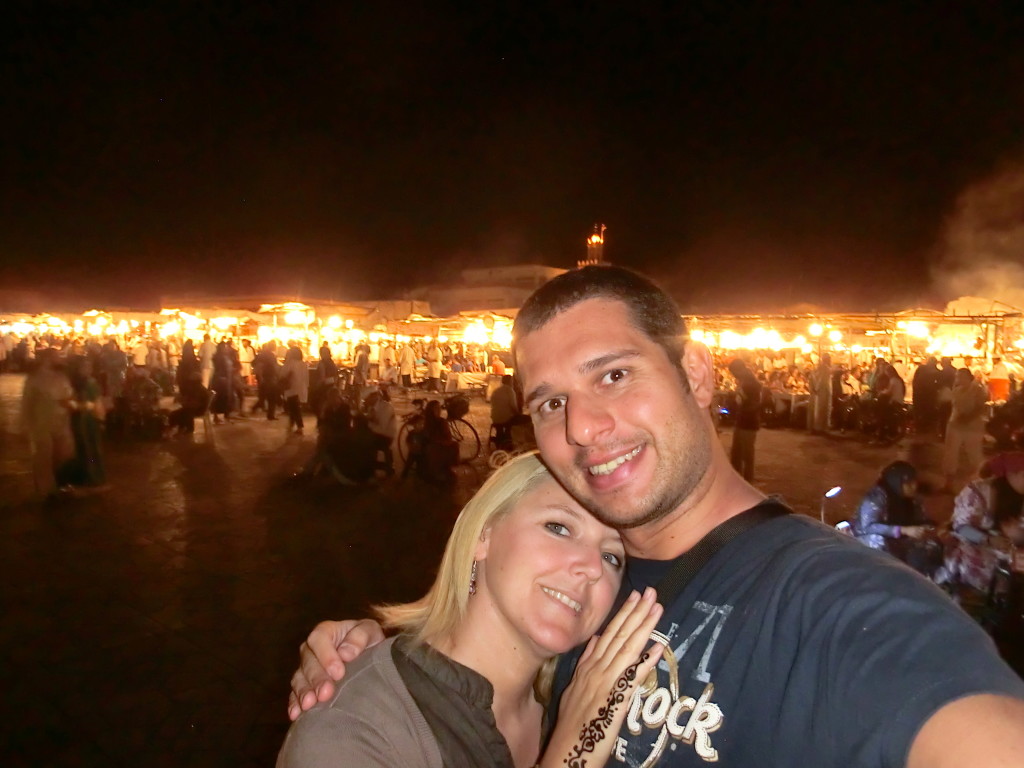 La notte a Djemaa el-Fna.